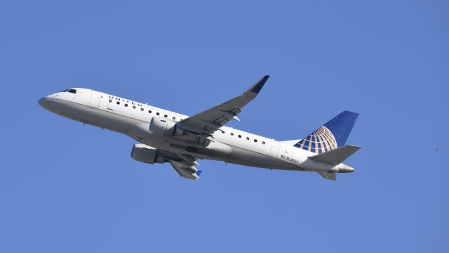 Embraer 175 (N141SY) - departing LAX on 25R