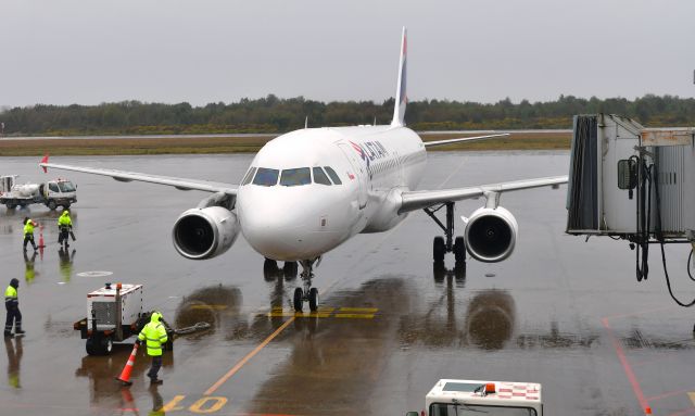 Airbus A320 (CC-COH) - Latam Airbus A320-233 CC-COH in Puerto Montt 