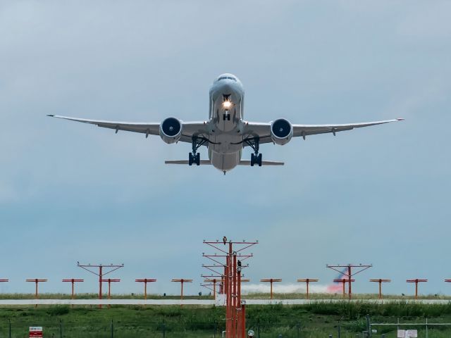 BOEING 777-300 —