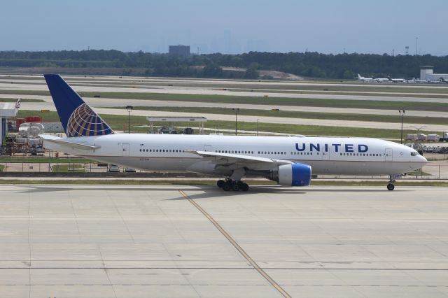 Boeing 777-200 (N779UA)