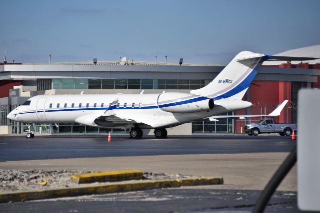 Bombardier Global Express (M-ERCI) - Oh - Merci' Me! What a beauty!