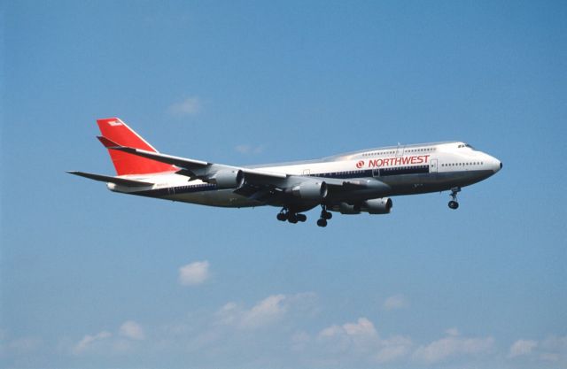 Boeing 747-400 (N664US) - Final Approach to Narita Intl Airport Rwy16 on 1989/07/22