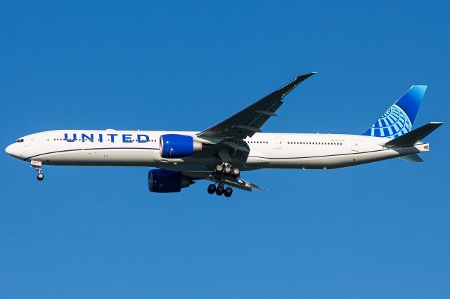 BOEING 777-300ER (N2250U)