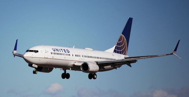 Boeing 737-800 (N77258) - Landing on 16L.
