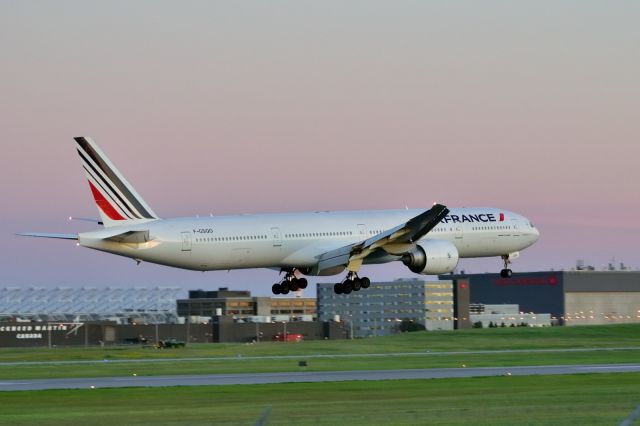 BOEING 777-300ER (F-GSQO)