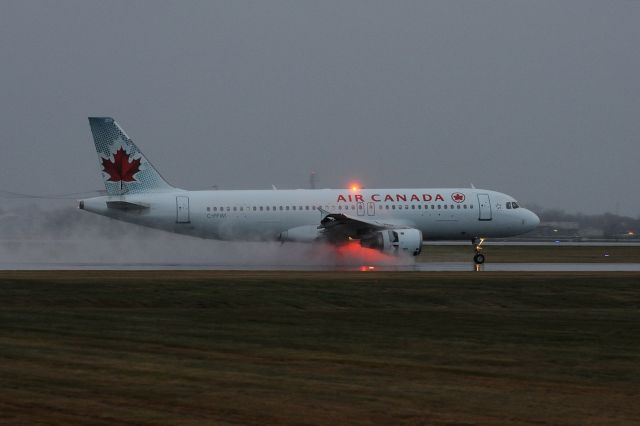 Airbus A320 (C-FFWI)