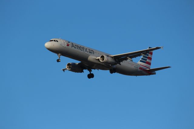 Airbus A321 (N926UW) - Landing 28C