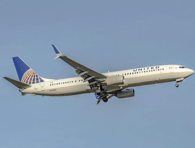 Boeing 737-700 (N69888) - United 2363 landing 22R at DTW after its flight over from San Francisco. br /br /5/5/2019