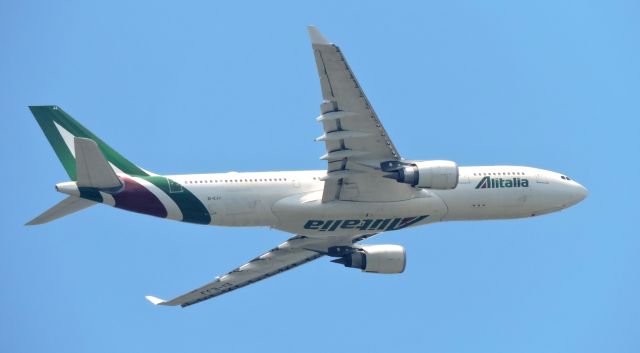 Airbus A330 (EI-EJJ) - Minutes prior to landing, summer 2019.