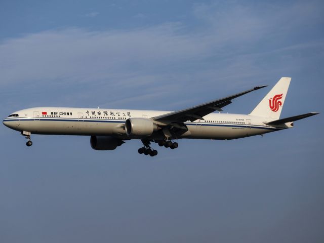 BOEING 777-300 (B-2090)