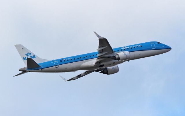 Embraer 170/175 (PH-EZR) - klm erj-190std ph-ezr dep shannon 28/2/18.