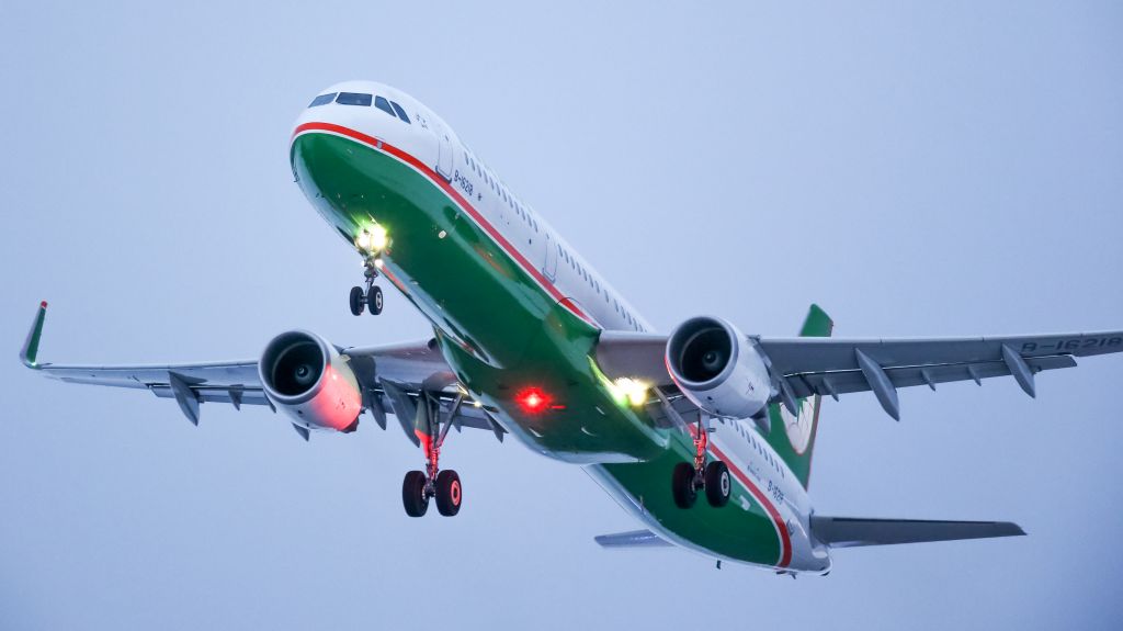 Airbus A321 (B-16218) - Eva Airways / Airbus A321-211br /Jan.30.2016 Hakodate Airport [HKD/RJCH] JAPAN