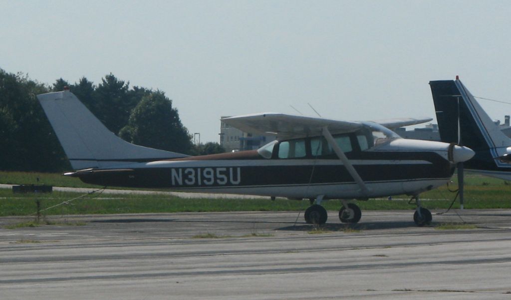 Cessna Skylane (N3195U)
