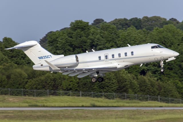 Canadair Challenger 350 (N825CT)