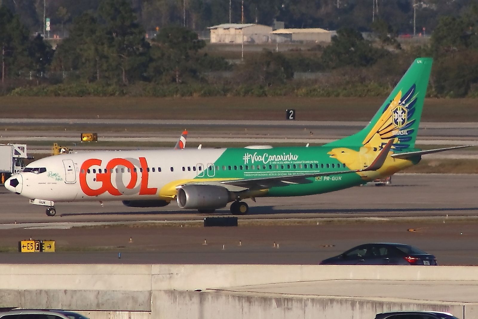 Boeing 737-800 (PR-GUK) - Special livery "Voa Canarinho" arrives shortly after 5 pm on February 7, 2020