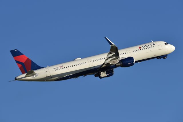 Airbus A321 (N111DC) - 23-L on 09-09-21