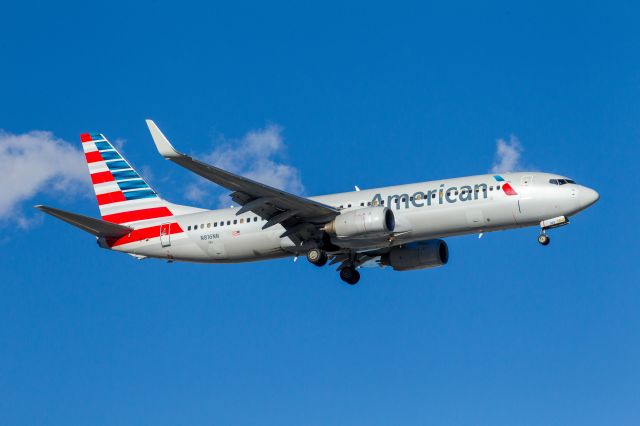 Boeing 737-700 (N816NN) - B737 on final approach to RWY 16L at Reno-Tahoe International Airport.