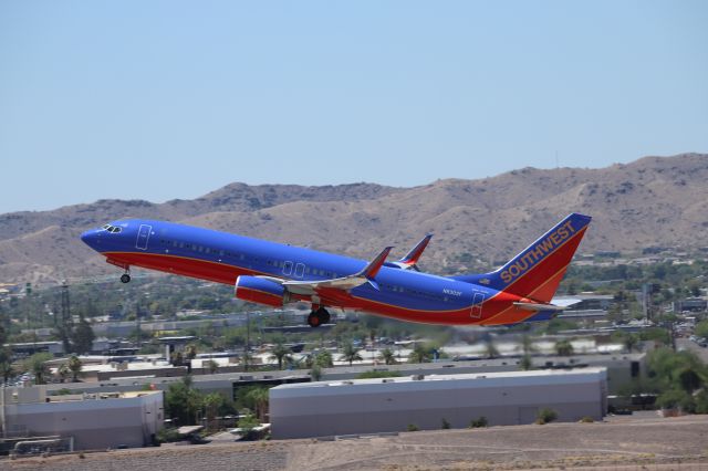 Boeing 737-800 (N8302F)