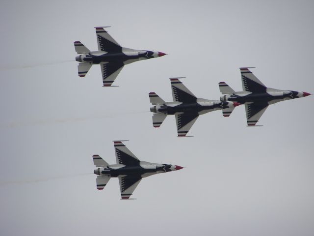 Lockheed F-16 Fighting Falcon — - MCAS Miramar Airshow 2007  San Diego, CA  Thunderbirds 4 ship pass!