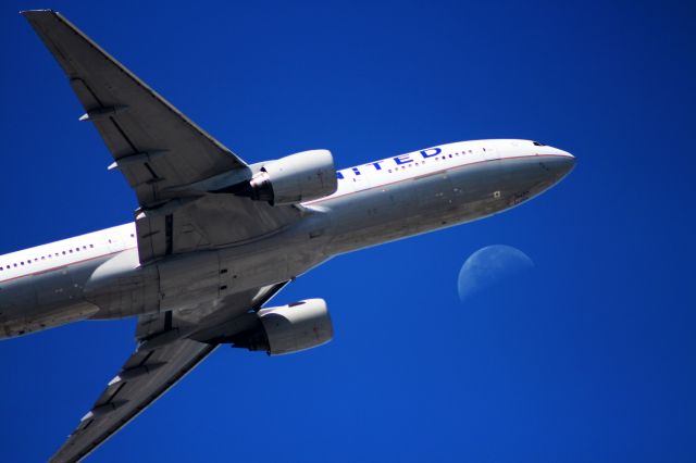 Boeing 777-200 (N777UA) - United Boeing Model 777-222 taking off from OHare International Airport (30JUN13)