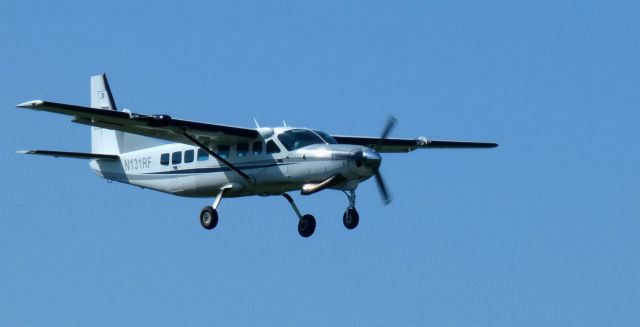 Cessna Caravan (N131RF) - On short final is this 2000 Cessna 208B Grand Caravan in the Summer of 2023.