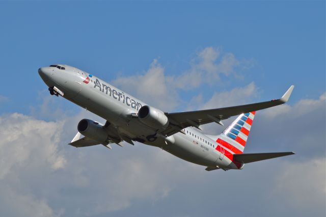 Boeing 737-800 (N945NN) - Boeing B737-823 of American Airlines N945NN, MSN 33233 and 7 years old, airborne off runway 05L in Mexico City Airport (Photo Jul 21th 2018).