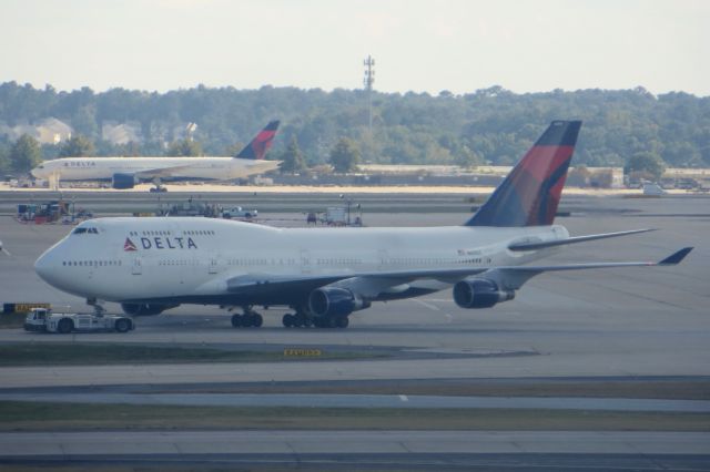 Boeing 747-400 (N669US) - Delta Airlines 747-400 10/10/13