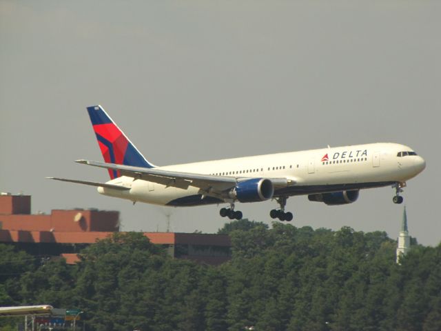 BOEING 767-300 (N152DL)