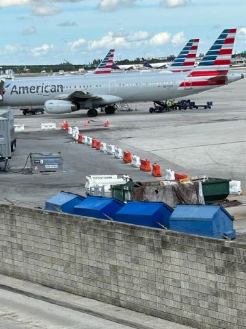 N978UY — - American Airlines A321 and 2 other AA flights behind