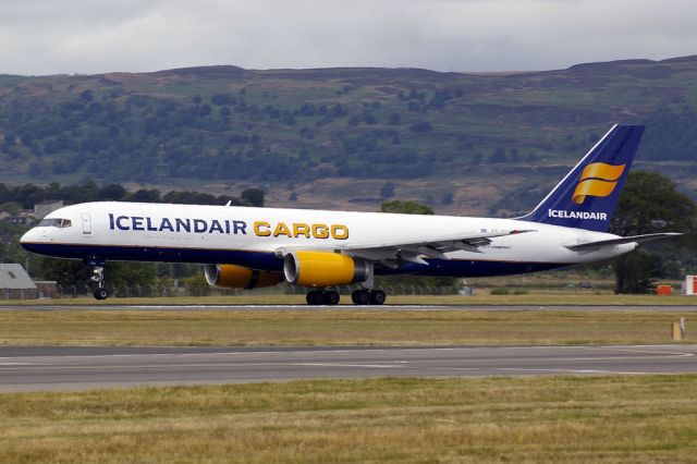 Boeing 757-200 (TF-FIH) - Diverted in on one engine. Perfect landing !!!