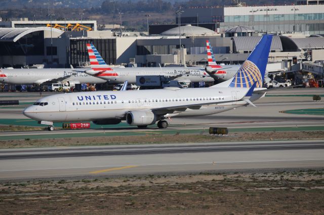 Boeing 737-800 (N37273)