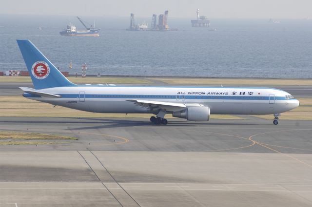 BOEING 767-300 (JA602A) - Taxi at Haneda Intl Airport on 2009/12/1 Retro c/s