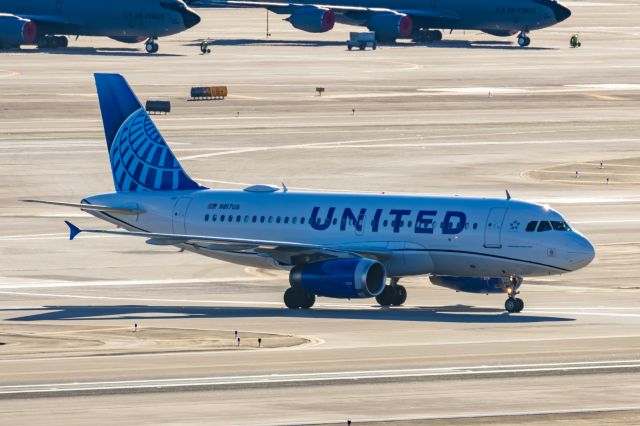 Airbus A319 (N817UA) - A United Airlines A319 taxiing at PHX on 2/12/23 during the Super Bowl rush. Taken with a Canon R7 and Canon EF 100-400 II L lens.