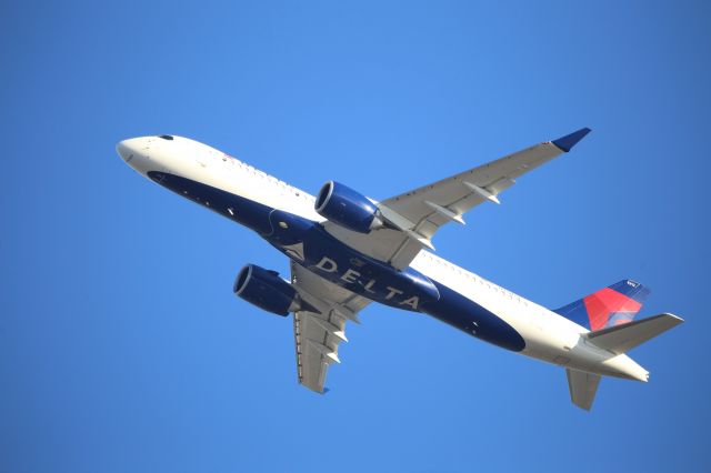 Airbus A220-300 (N312DU)
