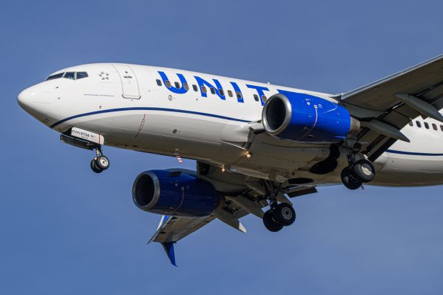 Boeing 737-700 (N27734)