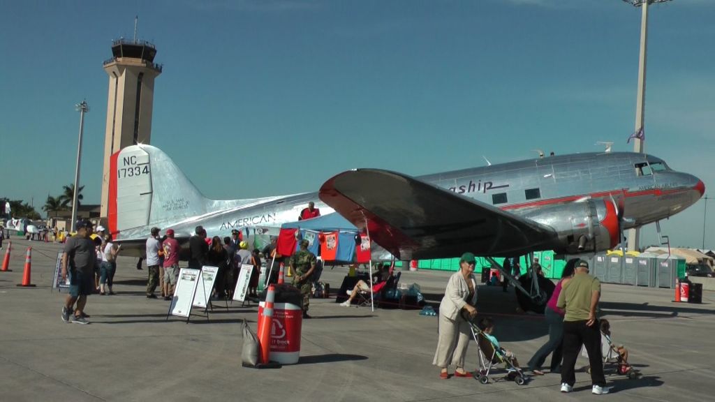 Douglas DC-3 (N17334)