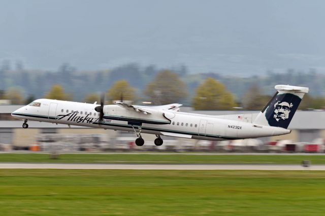 de Havilland Dash 8-400 (N423QX)