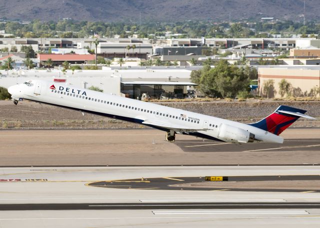 McDonnell Douglas MD-90 (N952DN)