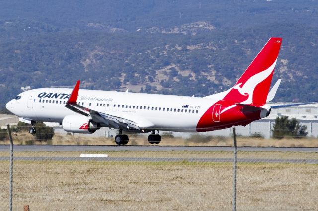 Boeing 737-800 (VH-VZR) - Putting down on runway 05. Friday 19th April 2013.