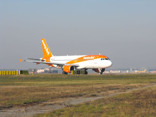 Airbus A320 (G-EZTC)