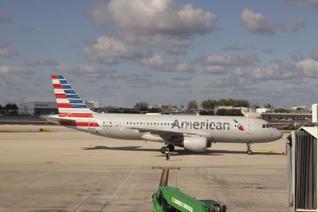 Airbus A320 (N126UW) - taken from the waiting room