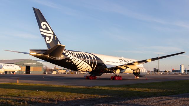 Boeing 777-200 (ZK-OKF)