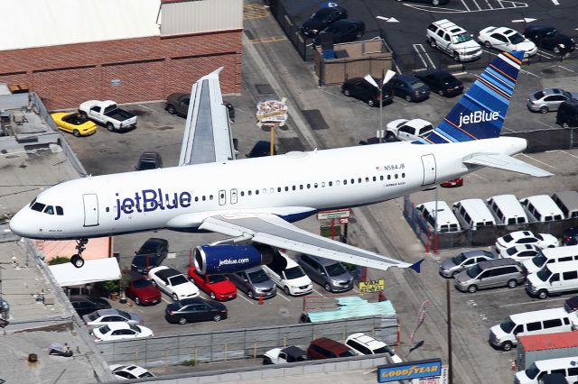 Airbus A320 (N584JB)