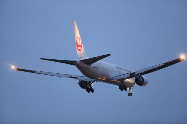BOEING 767-300 (JA657J) - August 18th 2017:HND-HKD.
