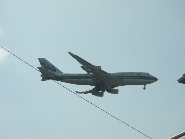 Boeing 747-200 (N492EV) - 24.Sep.2013 Landing to runway 36