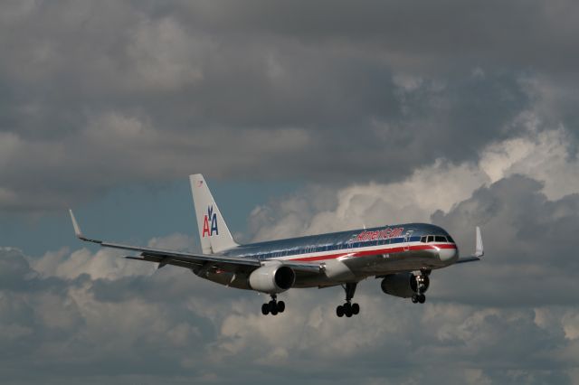 BOEING 767-200 (N645AA) - landing at Miami