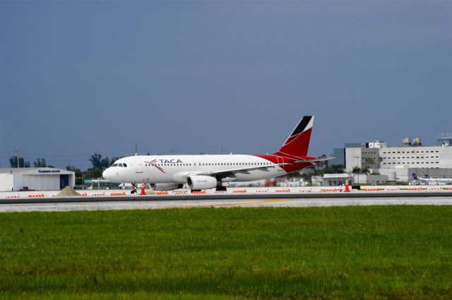 Airbus A320 (N684TA)