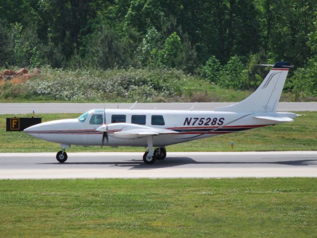 Piper Aerostar (N7528S) - Rolling down runway 20 KJQF - 4/2/09