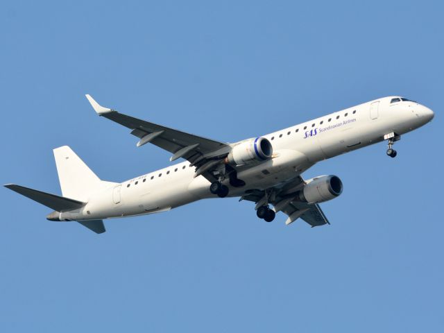 EMBRAER 195 (SE-RSS) - Kongelundsfortet RWY04L