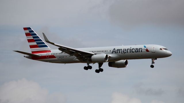 Boeing 757-200 (N207UW)